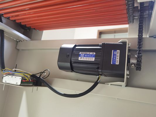 Automatische filmverzegelings- en snijmachine voor kartonfilmverpakkingen