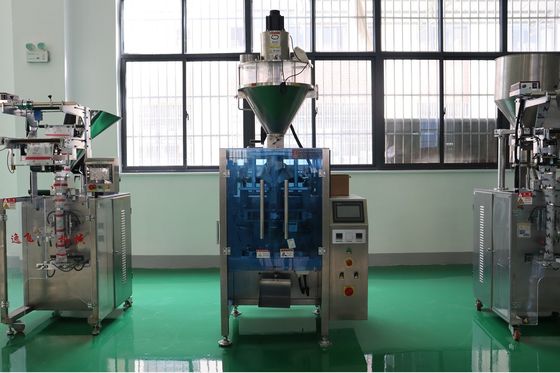 Automatische verticale verpakkingsmachine met currypeperzakjes voor het verpakken van droge kokospoeder