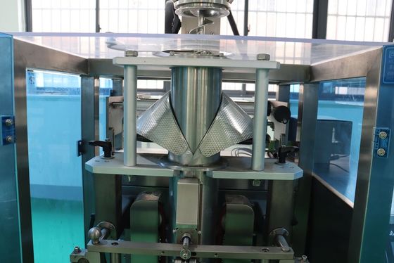 Automatische verticale verpakkingsmachine met currypeperzakjes voor het verpakken van droge kokospoeder