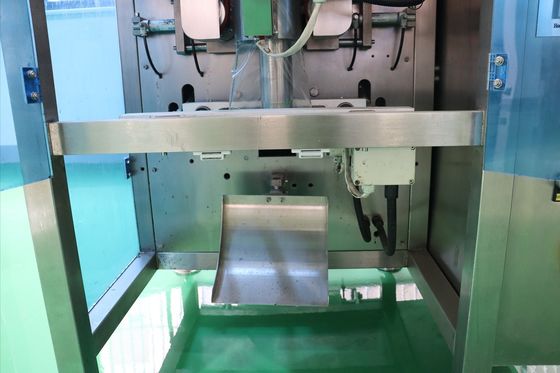 Automatische verticale verpakkingsmachine met currypeperzakjes voor het verpakken van droge kokospoeder