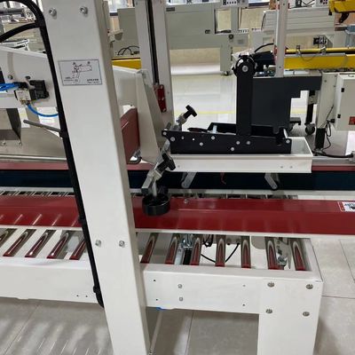 Maximaliseer de productiviteit met onze kartonverzegelmachine Werkende spraak 7-8 kartonnen/min