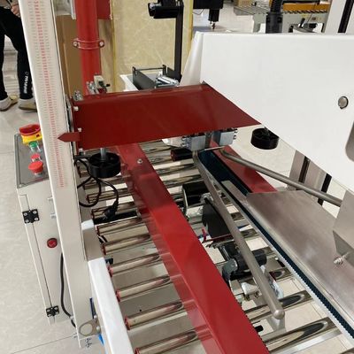 Maximaliseer de productiviteit met onze kartonverzegelmachine Werkende spraak 7-8 kartonnen/min