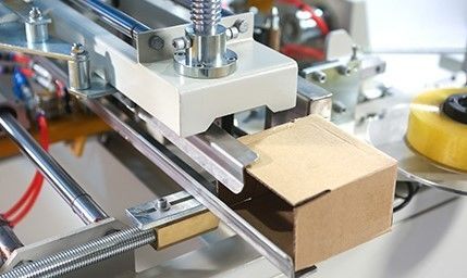 Elektrisch aangedreven kartonnen oprichtmachine voor stabiele werking en in verpakkingsproces