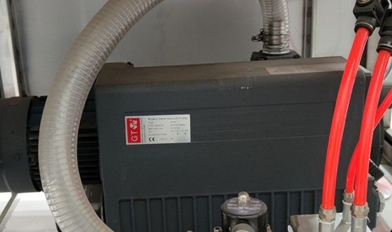 Gasspoelbakverzegel voor kip, vis en groenten in verpakkingen met gemodificeerde atmosfeer