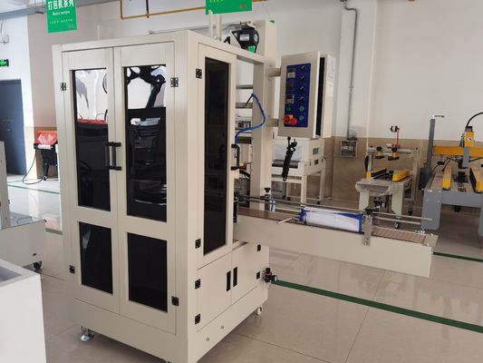 Automatische verpakkingsmachine voor kartonnen papieren flessen met sap met videotechnische ondersteuning
