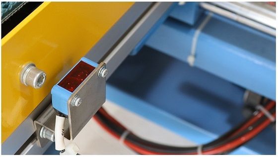 220V/50HZ Automatische pneumatische kleefband kartonnen behuizing hoek rand afdichtmachine