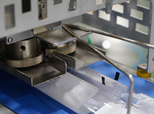 Verpakkingsmateriaal Papier Automatische stroomafwikkelmachine voor koekjes Brood Kleine taart