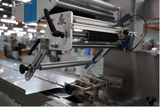 Verpakkingsmateriaal Papier Automatische stroomafwikkelmachine voor koekjes Brood Kleine taart