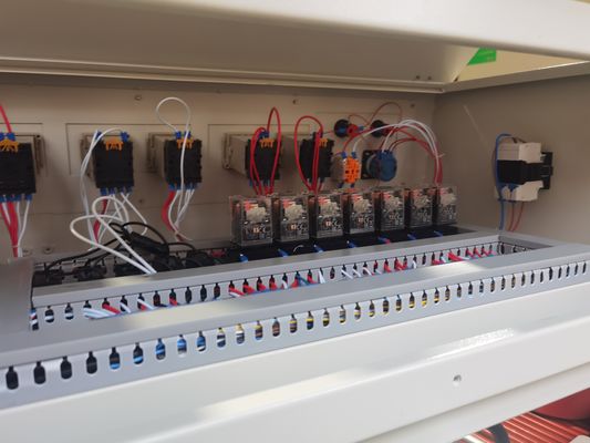 Industriële automatische verpakkingsmachine voor het afdichten van shampooflessen