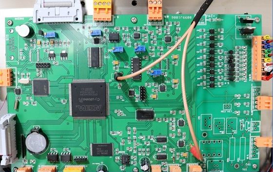 Kleine tekens inkjetprinter Injecteerdatum en codering voor flessen Verpakkingstype