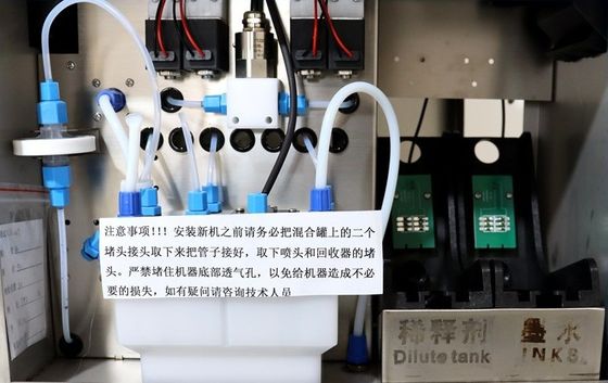 Kleine tekens inkjetprinter Injecteerdatum en codering voor flessen Verpakkingstype