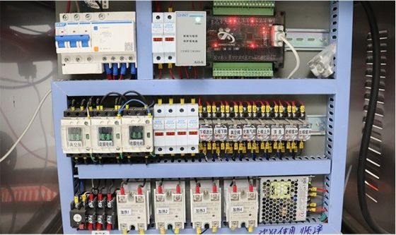 Verpakkingsmachine voor het afdichten van bakken van roestvrij staal
