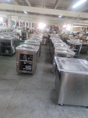 Vacuümverzegelingsmachine voor het conserveren van vis, zeemessen, mosselen, mosselen, oesters in een restaurant