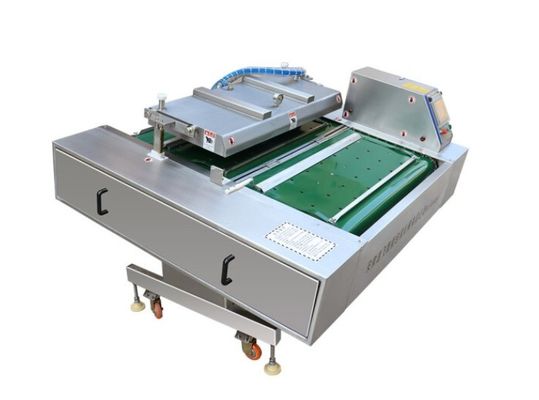 Industriële vacuümverzegelmachine voor vlees groenten vis met vervoerband in restaurant