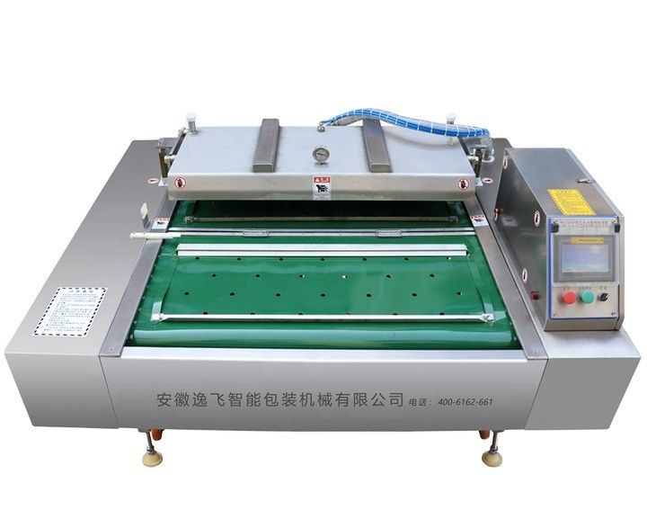 Industriële vacuümverzegelmachine voor vlees groenten vis met vervoerband in restaurant